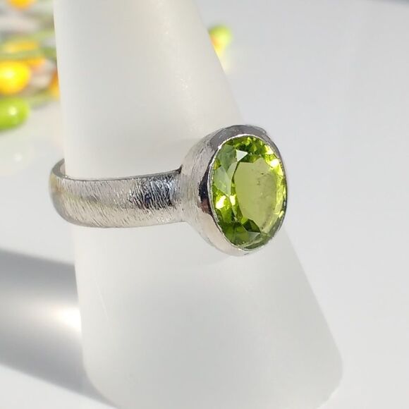 Peridot Ring 2 Carats Size 8 - Picture 2 of 9